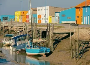 GR 8 - E1 petit port de pêche et maisons colorées
