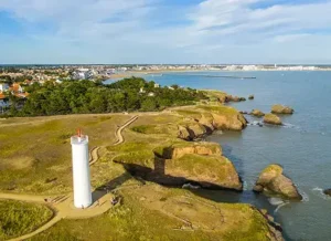 GR 8 - E4 paysage côtier avec un phare