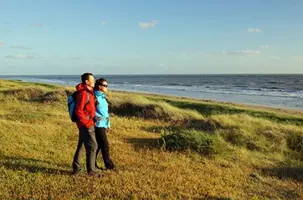 randonneurs devant la mer