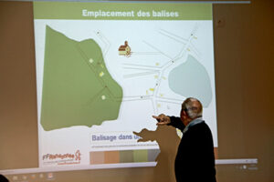 formation-balisage-en-salle 1 un homme pointe une carte projetée sur un mur