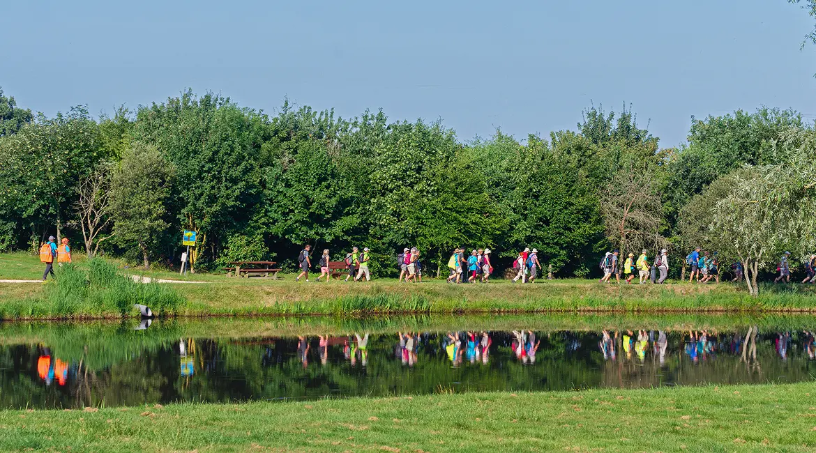 groupe de randonneurs au bord d'un lac